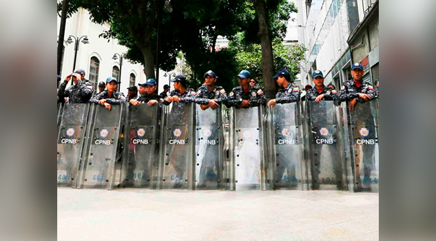 Policía política toma Congreso; crisis en Venezuela