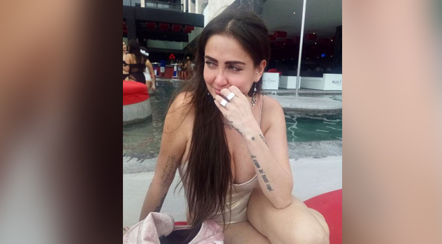 Celia Lora muestra su colección de tatuajes casi desnuda