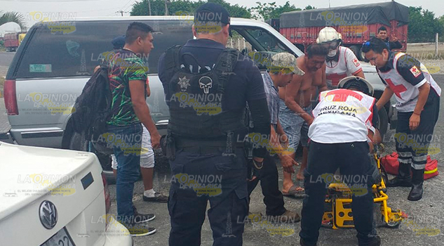 Jóvenes iban en motocicleta y los tumbó un Jetta en la carretera federal Tihuatlán-Álamo