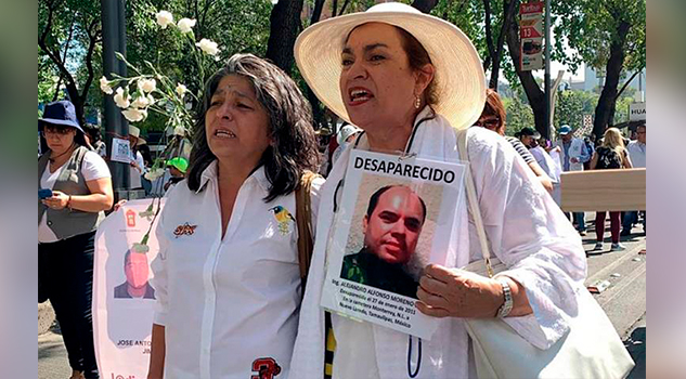 Madres de desaparecidos marchan hacia el Ángel de la Independencia
