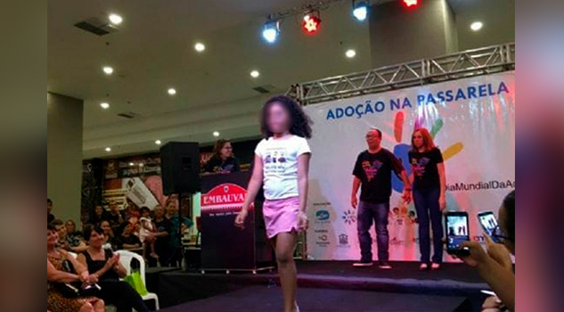 En pasarela, exhiben a niños huérfanos; los comparan con ferias de esclavos