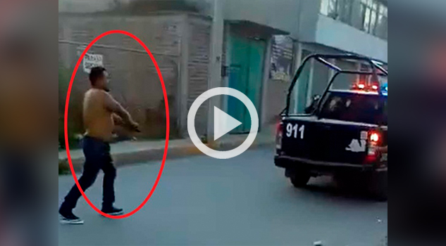 ¡De película! Desarma a 'poli' en Ecatepec y libera a detenidos