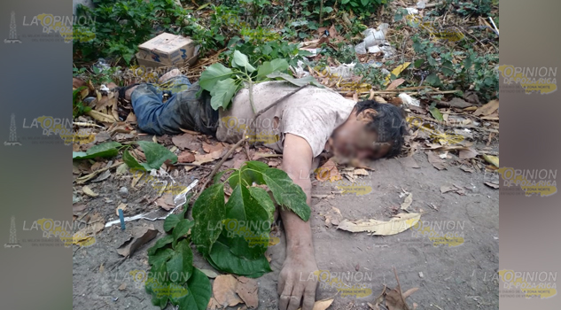 Amanece muerto en céntrico lote baldío de Álamo