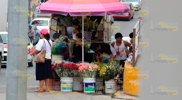 Quejas por aumento al precio de las flores, hasta en un 50% aumentó su costo