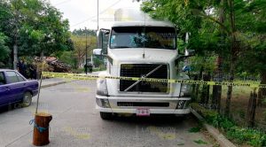 Abandonan 2 tráileres con plástico en Mecapalapa, los habrían robado Abandonan 2 tráileres con plástico en Mecapalapa, los habrían robado