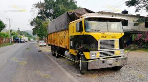 Abandonan 2 tráileres con plástico en Mecapalapa, los habrían robado Abandonan 2 tráileres con plástico en Mecapalapa, los habrían robado