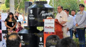 Alcalde de Poza Rica entrega 300 tinacos dentro del programa “Vive Bien” Alcalde de Poza Rica entrega 300 tinacos dentro del programa “Vive Bien”