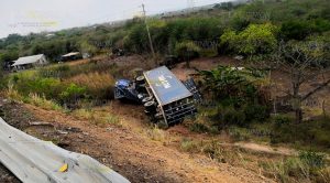 Aparatosa volcadura de tráiler en la Valles - Tampico Aparatosa volcadura de tráiler en la Valles - Tampico