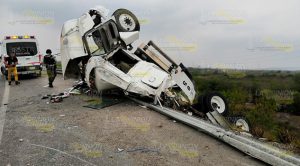 Aparatosa volcadura de tráiler en la Valles - Tampico Aparatosa volcadura de tráiler en la Valles - Tampico