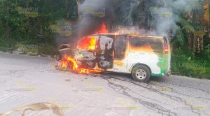 ¡Arde camioneta! Transportaba polietileno de Coatzintla a Filomeno Mata
