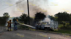 Arde la camioneta de una purificadora en Álamo Arde la camioneta de una purificadora en Álamo