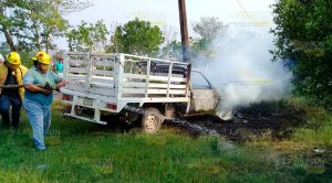 Arde la camioneta de una purificadora en Álamo Arde la camioneta de una purificadora en Álamo