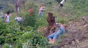 Camioneta arrolla a grupo de personas, un muerto y dos lesionados Camioneta arrolla a grupo de personas, un muerto y dos lesionados