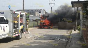 Camión de pasajeros quedó reducido a chatarra en Tuxpan Camión de pasajeros quedó reducido a chatarra en Tuxpan