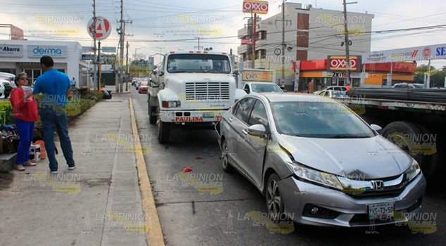 Carambolazo sobre la avenida Puebla de Poza Rica Carambolazo sobre la avenida Puebla de Poza Rica