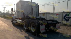 Comerciante "rebota" contra un tractocamión en Tuxpan; esposa resultó lastimada Comerciante rebota contra un tractocamión en Tuxpan