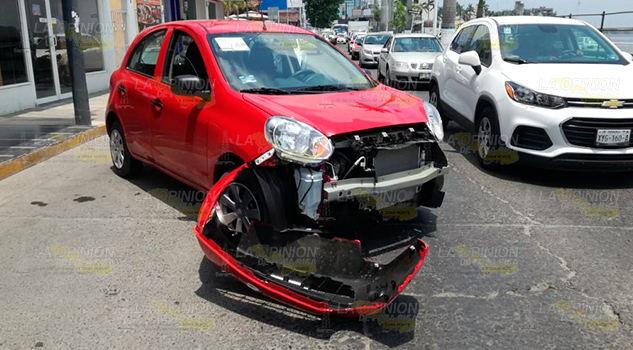 Conductor iniciaba marcha y choca contra autobús en Tuxpan Conductor iniciaba marcha y choca contra autobús en Tuxpan