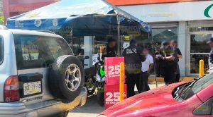 Dejan a menores dentro de una camioneta en Poza Rica Dejan a menores dentro de una camioneta en Poza Rica
