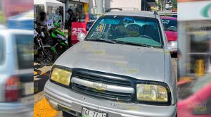 Dejan a menores dentro de una camioneta en Poza Rica