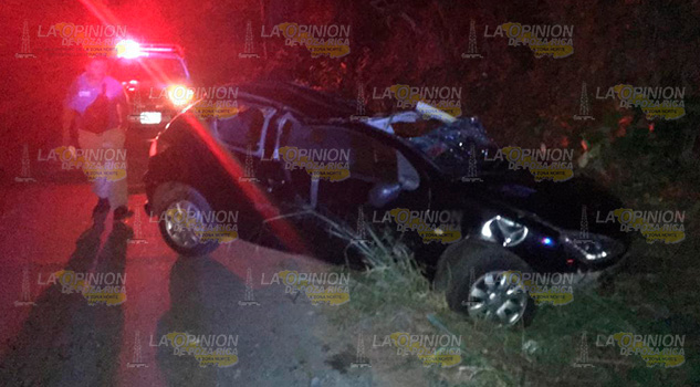 Destrozan auto en accidente sobre la carretera Tuxpan - Tamiahua Destrozan auto en accidente sobre la carretera Tuxpan - Tamiahua