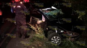 Destrozan auto en accidente sobre la carretera Tuxpan - Tamiahua Destrozan auto en accidente sobre la carretera Tuxpan - Tamiahua