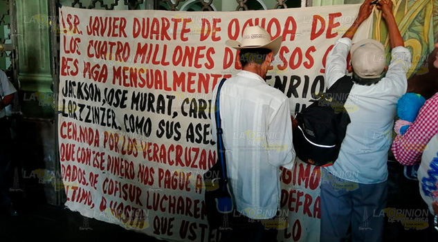 Fidel Herrera les quitó 700 mdp, demandan restituir ahorros Fidel Herrera les quitó 700 mdp, demandan restituir ahorros