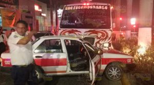 Fuerte choque entre particular, taxi y autobús en Tuxpan, dos heridos Fuerte choque entre particular, taxi y autobús en Tuxpan, dos heridos