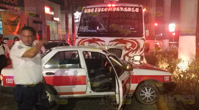 Fuerte choque entre particular, taxi y autobús en Tuxpan, dos heridos Fuerte choque entre particular, taxi y autobús en Tuxpan, dos heridos