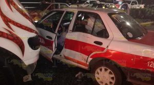 Fuerte choque entre particular, taxi y autobús en Tuxpan, dos heridos Fuerte choque entre particular, taxi y autobús en Tuxpan, dos heridos