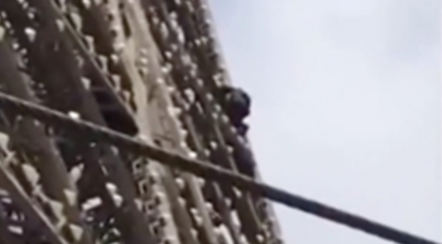 Hombre escala la Torre Eiffel: cierran el monumento Hombre escala la Torre Eiffel: cierran el monumento