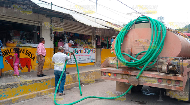Empiezan efectos del estiaje, distribuye Caev agua en pipas
