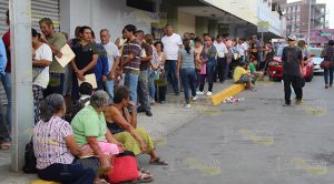 Largas filas para cobrar 14 mdp en la Secretaría de Bienestar zona norte