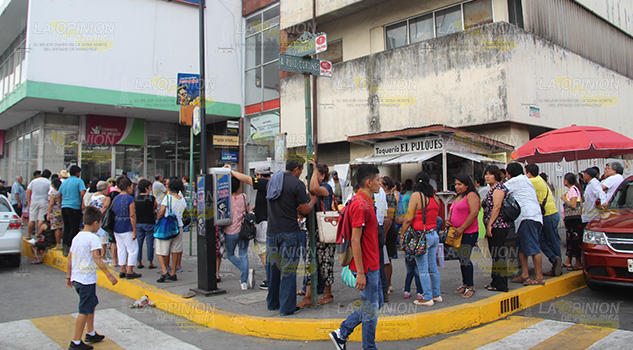 Largas filas para cobrar 14 mdp en la Secretaría de Bienestar zona norte Largas filas para cobrar 14 mdp en la Secretaría de Bienestar zona norte