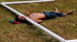 Lo ahorcaron con una portería en La Bomba, Tihuatlán Lo ahorcar el tubo metálico de una portería en La Bomba, Tihuatlán