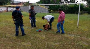 Lo ahorcaron con una portería en La Bomba, Tihuatlán Lo ahorcar el tubo metálico de una portería en La Bomba, Tihuatlán