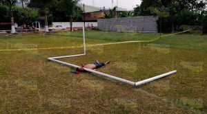 Lo ahorcaron con una portería en La Bomba, Tihuatlán Lo ahorcar el tubo metálico de una portería en La Bomba, Tihuatlán
