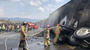 Tragedia en Maltrata; camión con peregrinos vuelca y arde en llamas Tragedia en Maltrata; camión con peregrinos vuelca y arde en llamas