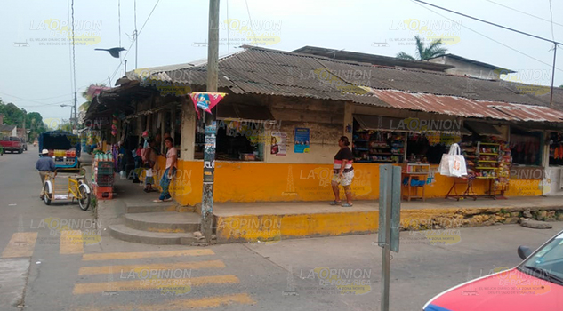 "No nos vamos a dejar", comerciantes de Cazones de Herrera "No nos vamos a dejar", comerciantes de Cazones de Herrera