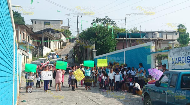 Padres de familia bloquean camino en Chumatlán Padres de familia bloquean camino en Chumatlán