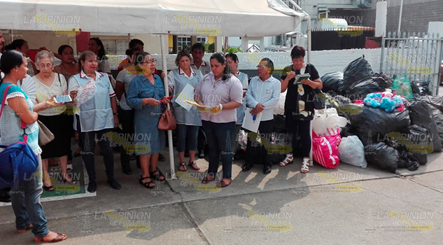 Pagan conexión de agua con material de reciclaje en Tuxpan Pagan conexión de agua con material de reciclaje en Tuxpan