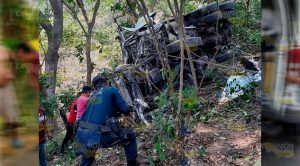 Pareja grave por volcadura sobre la Alazán - Canoas Pareja grave por volcadura sobre la Alazán - Canoas