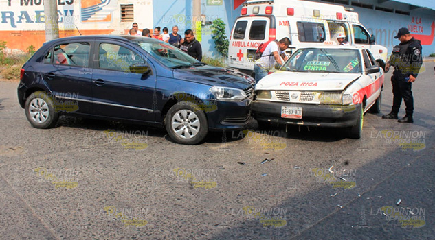 Pasajera lesionada al chocar Gol contra taxi Pasajera lesionada al chocar Gol contra taxi