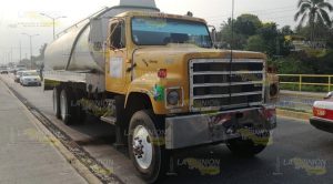 Pipa impacta a un automóvil en Tuxpan Pipa impacta a un automóvil en Tuxpan