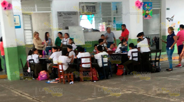 Por falla en servicio de energía eléctrica toman clases en el patio Por falla en servicio de energía eléctrica toman clases en el patio