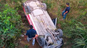 Se salva tras dramática volcadura sobre el camino Entabladero - Melchor Ocampo Se salva tras dramática volcadura sobre el camino Entabladero - Melchor Ocampo