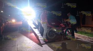 Taxi embiste a motociclista, lo manda al hospital del Totonacapan Taxi embiste a motociclista, lo manda al hospital del Totonacapan