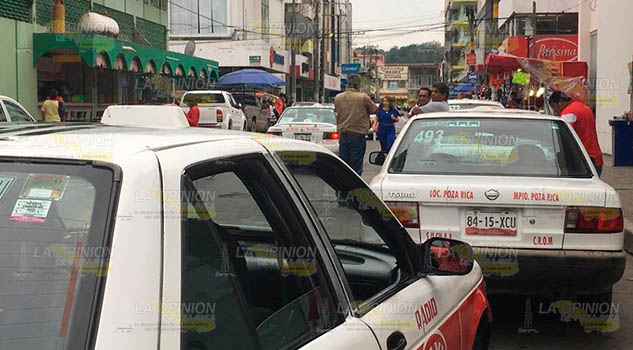 Taxista no suben el precio pero suben más pasajeros en Poza Rica Taxista no suben el precio pero suben más pasajeros en Poza Rica
