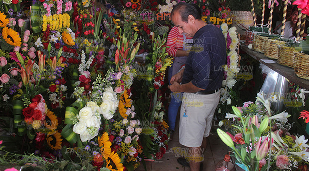Te regalo una rosa..., esperan comerciantes repunte de ventas Te regalo una rosa..., esperan comerciantes repunte de ventas