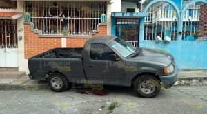 Ultiman a una persona dentro de una camioneta en Papantla Ultiman a una persona dentro de una camioneta en Papantla