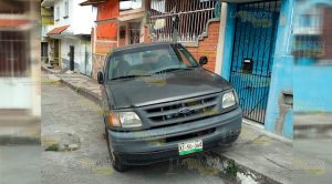 Ultiman a una persona dentro de una camioneta en Papantla Ultiman a una persona dentro de una camioneta en Papantla
